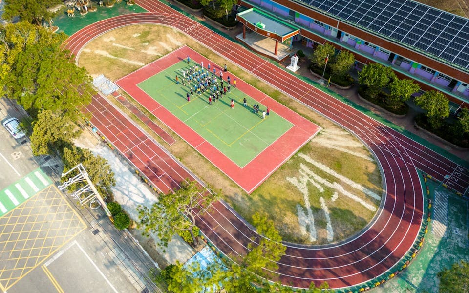 Combien investir dans un terrain multisport adapté à vos besoins